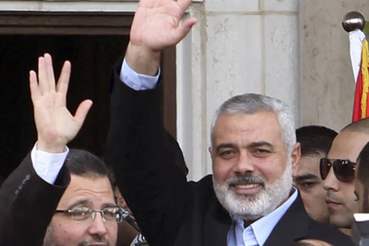 
	O primeiro-ministro Hisham Kandil chegou &agrave; Faixa de Gaza nesta sexta oficialmente para mostrar solidariedade ao povo palestino
 (Ahmed Zakot/Reuters)