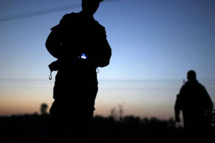 
	Soldado israelense se posiciona perto da fronteira com Gaza: soldados libaneses cercaram o local e interditaram v&aacute;rias estradas pr&oacute;ximas
 (Amir Cohen / Reuters)