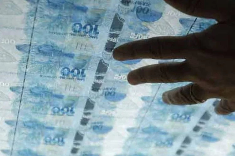 
	Funcion&aacute;rio da Casa da Moeda verifica notas novas de cem reais durante produ&ccedil;&atilde;o
 (Sérgio Moraes / Reuters)