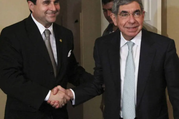 O presidente paraguaio Federico Franco (e) cumprimenta o ex-presidente da Costa Rica Oscar Arias durante uma reunião no Palácio de Lopez , em Assunção (Stringer/Reuters)
