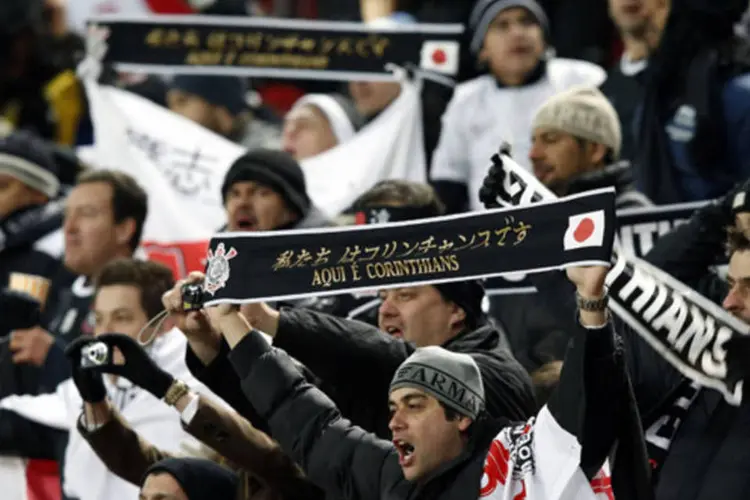 
	Torcida do Corinthians carrega faixas com mensagens em japon&ecirc;s: legenda em forma&ccedil;&atilde;o recolheu 150 mil assinaturas at&eacute; o momento
 (Toru Hanai/Reuters)