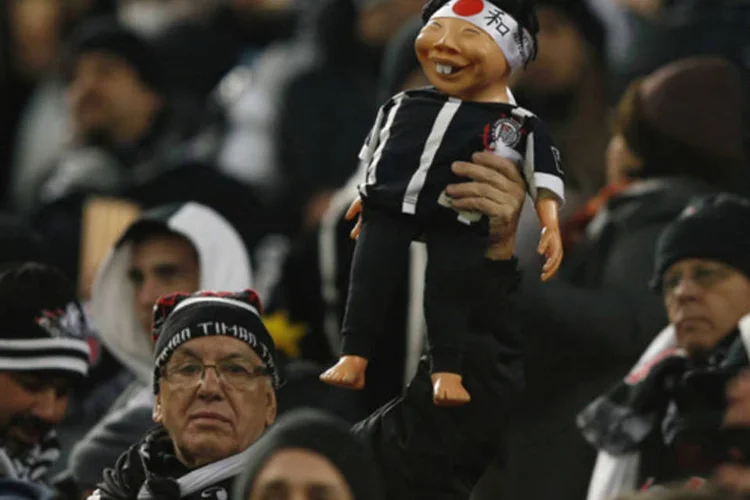 
	Torcedor mostra boneco japon&ecirc;s com uniforme do Corinthians: o time garantiu vaga no Mundial nesta ter&ccedil;a-feira
 (Toru Hanai/Reuters)