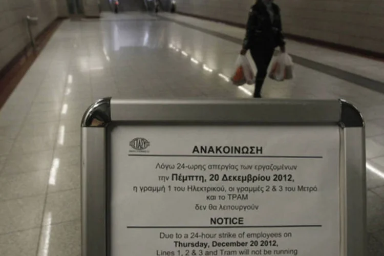 
	Placa informa aos passageiros sobre a greve de 24 horas em esta&ccedil;&atilde;o de metr&ocirc; em Atenas: o governo reduziu os sal&aacute;rios dos trabalhadores das companhias p&uacute;blicas de metr&ocirc; e bonde
 (John Kolesidis/Reuters)