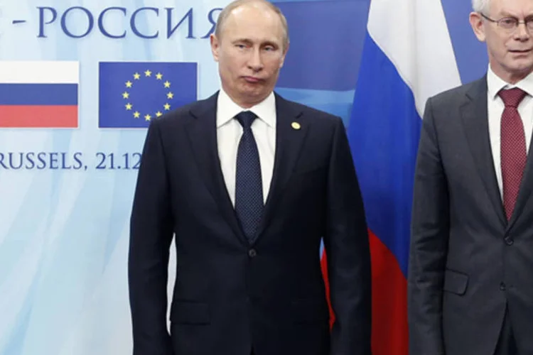 O presidente russo, Vladimir Putin (e), posa ao lado do presidente do Conselho Europeu , Herman Van Rompuy, na abertura da cúpula UE-Rússia (Francois Lenoir/AFP)