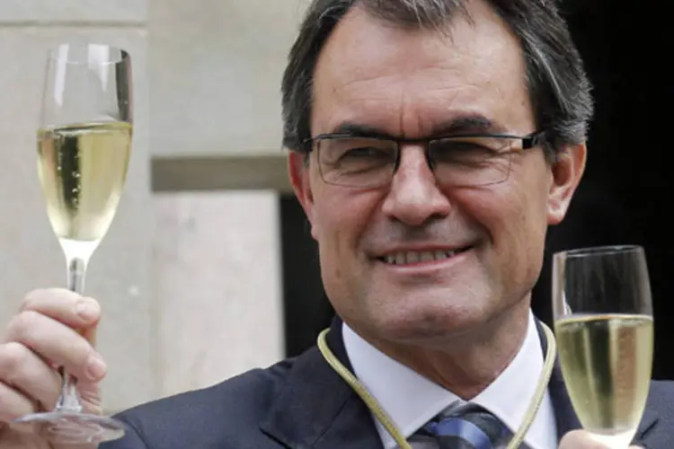 
	Artur Mas brinda vit&oacute;ria em cerim&ocirc;nia de posse como presidente regional da Catalunha: partido que o apoia quer realizar em 2014 de um referendo para soberania catal&atilde;
 (Albert Gea/Reuters)
