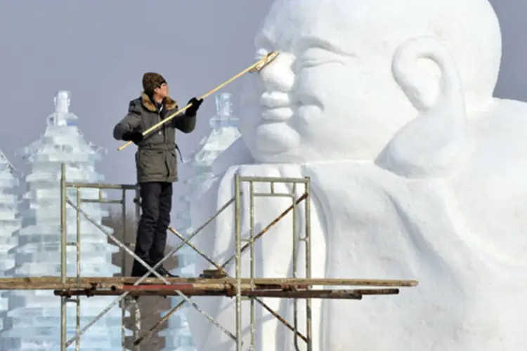 
	Homem finaliza escultura preparada para o Festival Internacional de Gelo e Neve, na prov&iacute;ncia de Liaoning: no Norte, mais de 150 bois morreram por causa do frio
 (Renata Giraldi)