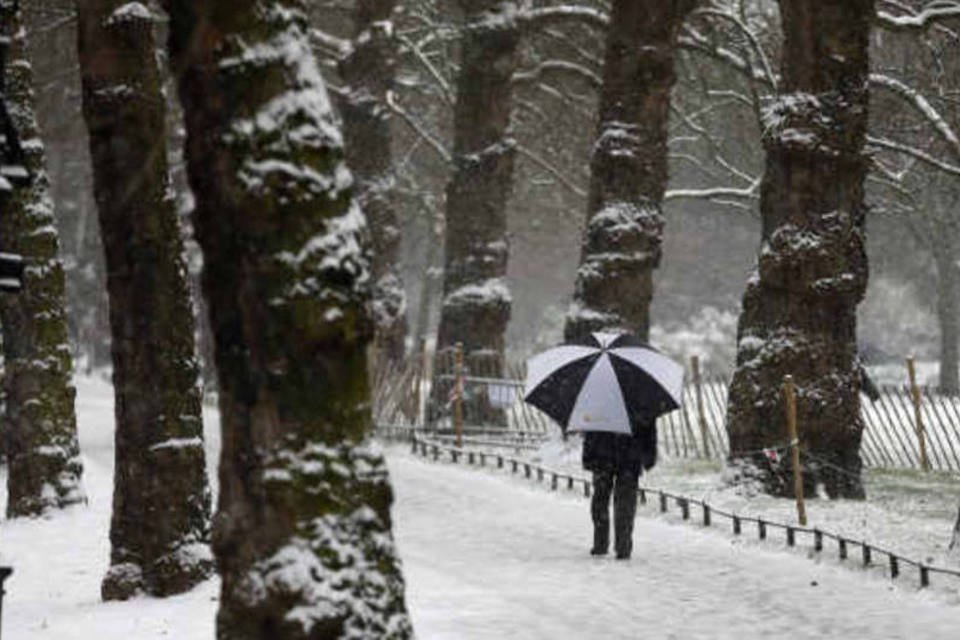 
	Homem caminha no St James&#39;s Park, em Londres, coberto de neve: cerca de 5.000 col&eacute;gios n&atilde;o funcionaram hoje, principalmente na Inglaterra e Esc&oacute;cia.
 (Stefan Wermuth / Reuters)