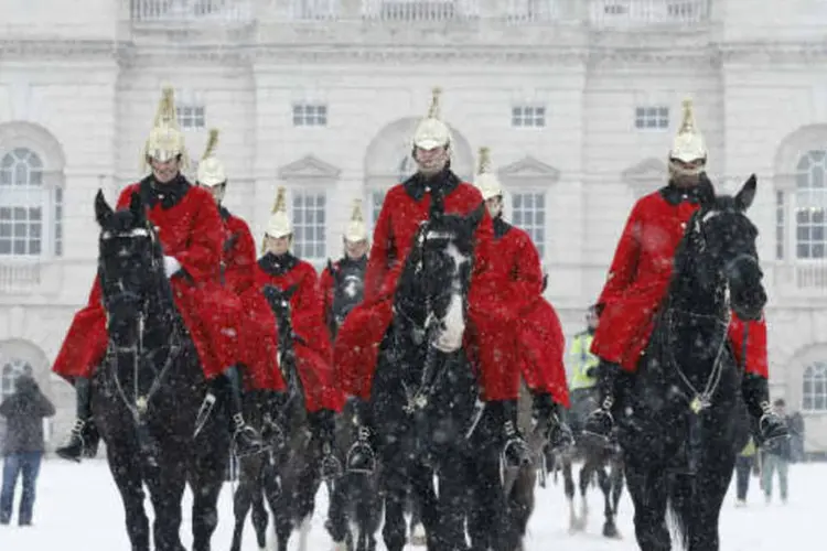 Membros da cavalaria britânica desfilam na neve em Londres, em 18 de janeiro de 2012 (Stefan Wermuth / Reuters)
