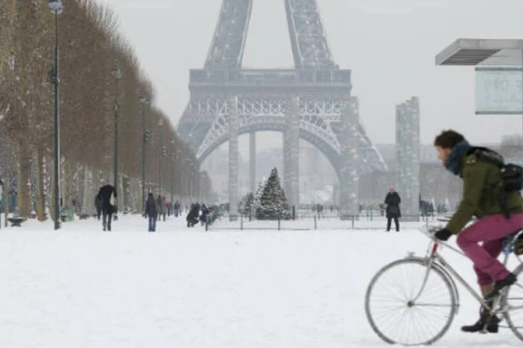 
	Torre Eiffel vista em meio a nevasca: a neve cobriu grandes parcelas do norte e do sudoeste da Fran&ccedil;a entre a &uacute;ltima sexta-feira e este domingo
 (John Schults / Reuters)
