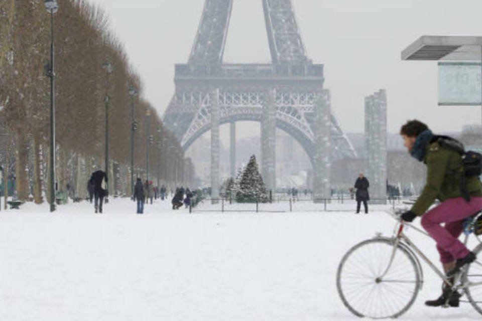 Neve provoca cancelamentos de voos na França e China