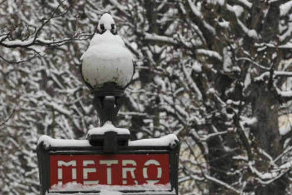 Quase 500 voos serão suspensos em Paris em função de nevasca