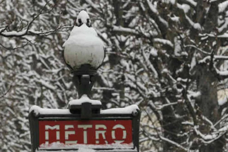 Sinal do metrô em Paris coberto pela neve (John Schults / Reuters)