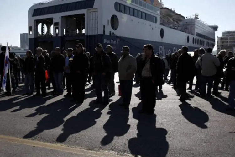 
	Marinheiros protestam durante greve: os trabalhadores do setor mar&iacute;timo exigem os pagamentos atrasados das companhias armadoras.
 (Yorgos Karahalis/Reuters)
