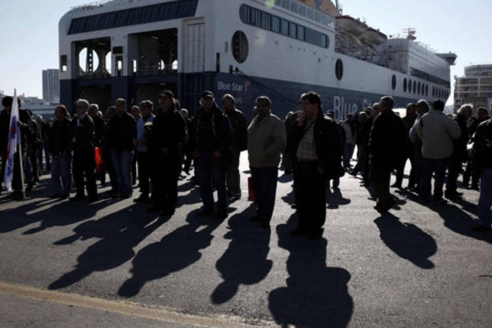 Grécia mobiliza marinheiros para evitar desabastecimento