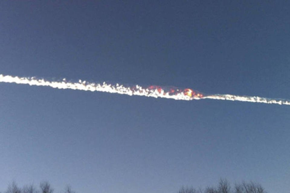 
	Meteorito passa pelos Montes Urais, na R&uacute;ssia:&nbsp;o fato registrado hoje &eacute; o acidente de maiores consequ&ecirc;ncias causado por um corpo celeste na Terra nos &uacute;ltimos anos.
 (REUTERS/www.chelyabinsk.ru/)