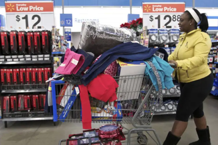 
	Mulher com um carrinho cheio de comprar em uma loja da Walmart em Chicago: leitura preliminar do &iacute;ndice geral de confian&ccedil;a do consumidor caiu para 72,3 em abril
 (John Gress/Reuters)