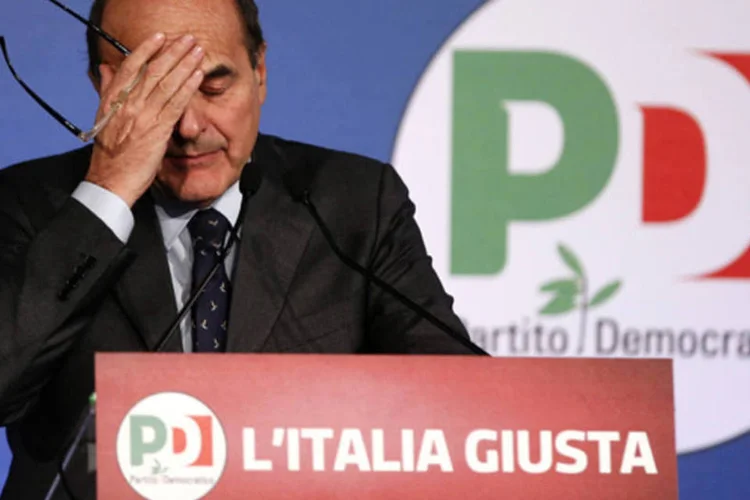 Líder do Partido Democrático, Píer Luigi Bersani, reage durante coletiva de imprensa, em Roma (Tony Gentile/Reuters)