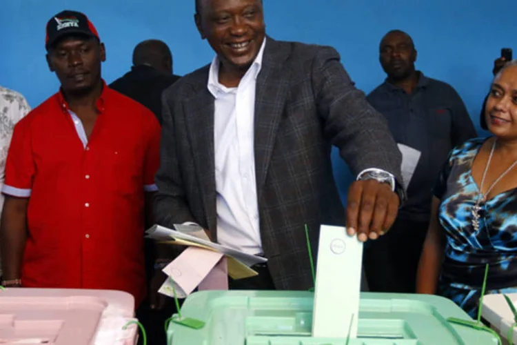 O vice-primeiro-ministro, Uhuru Kenyatta, candidato à Presidência do Quênia, deposita seu voto na urna (Marko Djurica/AFP)