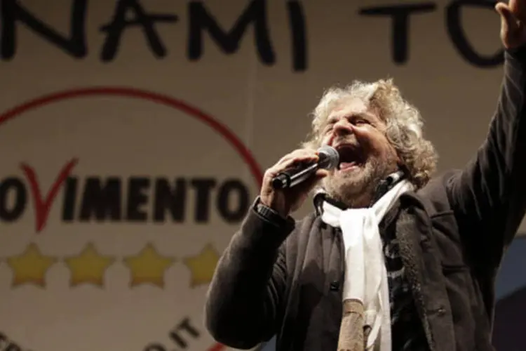 Líder do Movimento 5 Estrelas e comediante Beppe Grillo (D) discursa durante comício, em Roma
 (Max Rossi/Reuters)