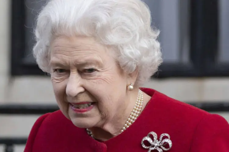 
	Rainha Elizabeth II deixa o hospital King Edward VII, em Londres: ela saiu andando do local
 (Neil Hall/AFP)