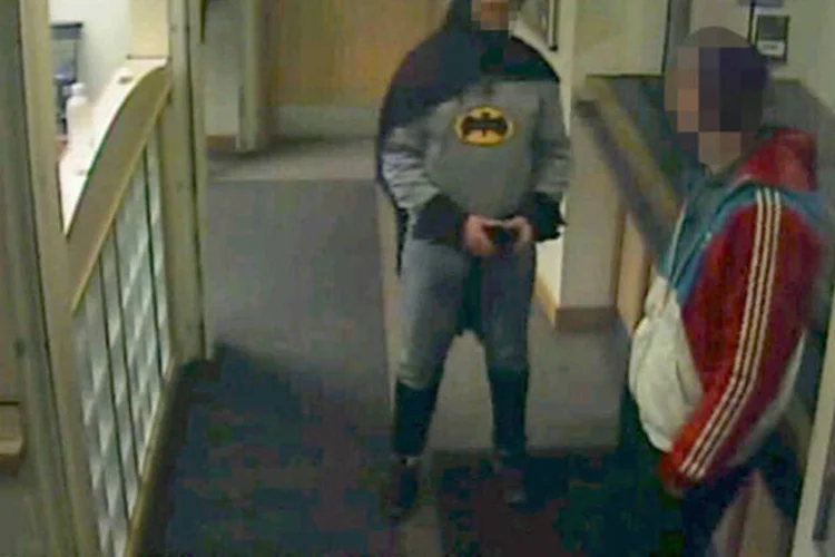 
	Homem vestido de Batman traz suspeito por roubo &agrave; pol&iacute;cia de Bradford, no norte da Inglaterra: ele se sentiu incomodado por ter sido definido como um&nbsp;&quot;justiceiro rechonchudo&quot;&nbsp;
 (Polícia de West Yorkshire/Divulgação/Reuters)