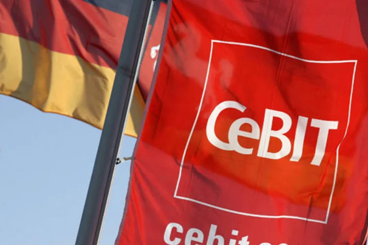 
	Bandeira da CeBIT, a maior feira de tecnologia, que acontece em Hanover, na Alemanha: o sal&atilde;o de alta tecnologia estar&aacute; aberto at&eacute; 9 de mar&ccedil;o, e atraiu 4.100 expositores
 (Fabrizio Bensch/Reuters)
