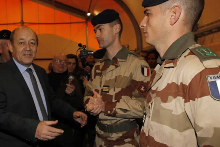 Ministro da Defesa francês, Jean-Yves Le Drian, visita soldados franceses antes de partirem para o Mali, durante visita à base militar de Miramas (Jean-Paul Pelissier/Reuters)