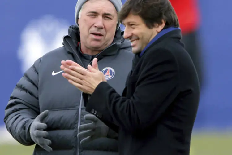Diretor esportivo do Paris St Germain Leonardo conversa com o técnico Carlo Ancelotti durante treino em Camp Loges, próximo de Paris (Philippe Wojazer/Reuters)