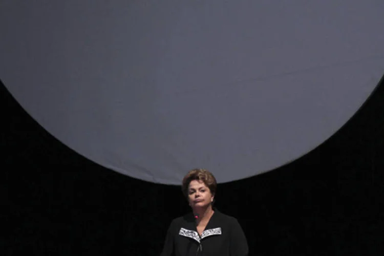 A presidente Dilma Rousseff pede um minuto de silêncio pela morte do presidente venezuelano, Hugo Chávez, durante evento com trabalhadores rurais em Brasília, na terça-feira (Reuters/Ueslei Marcelino)