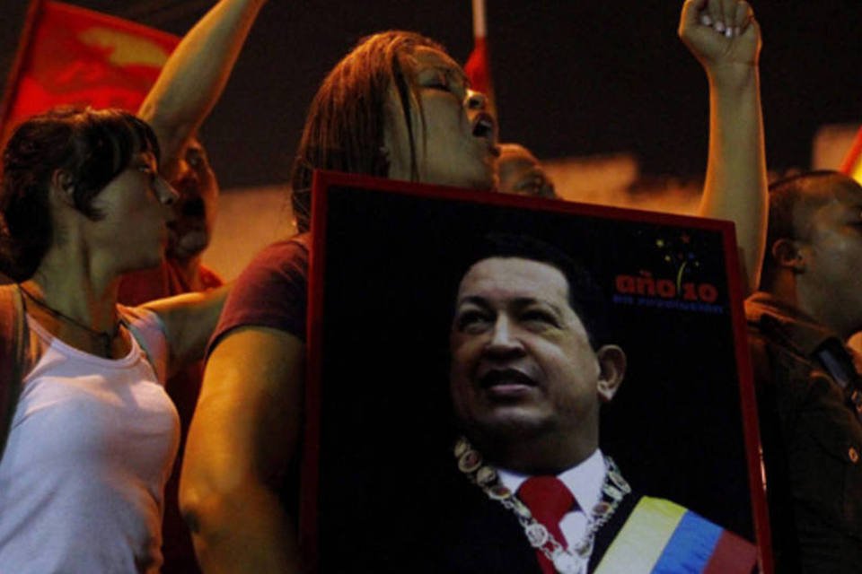 Com foco na eleição, venezuelanos lamentam morte de Chávez