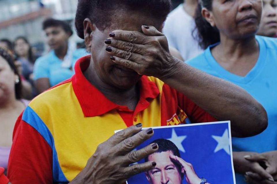 Caixão de Chávez é levado às ruas e multidão chora sua morte