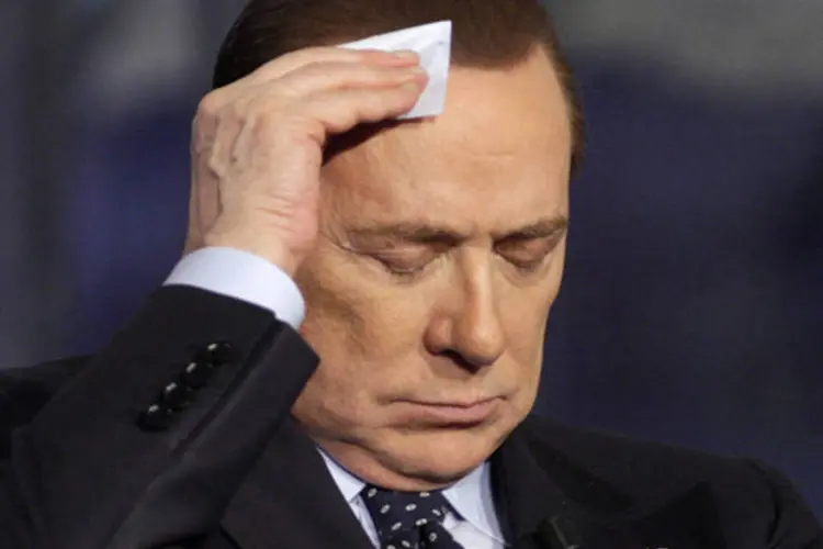 
	Ex-primeiro-ministro italiano Silvio Berlusconi: h&aacute; disseminada simpatia no partido pela luta de Berlusconi contra as manobras para expuls&aacute;-lo do Parlamento por fraude fiscal
 (Remo Casilli/Reuters)