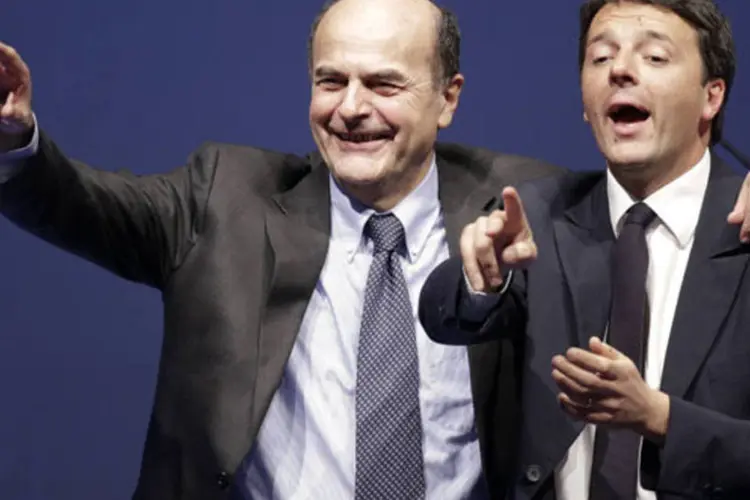 Líder do Partido Democrático italiano, Pierluigi Bersani, (à esquerda) acena ao lado do prefeito de Florença, Matteo Renzi, durante um evento politico em Florença (Max Rossi/Reuters)