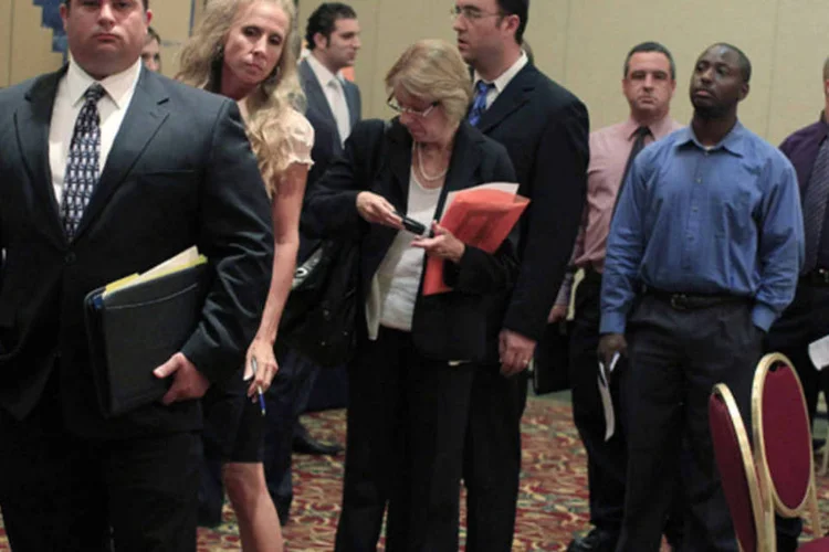 
	Pessoas aguardam em fila para encontrar recrutadores em uma feira de empregos em Nova York: o Canad&aacute; tem 1,4 milh&atilde;o de desempregados
 (Shannon Stapleton/Reuters)