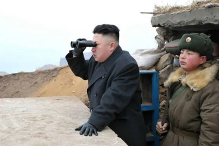 
	L&iacute;der norte-coreano Kim Jong-Un olha a vizinha do sul em destacamento militar pr&oacute;ximo da fronteira
 (KCNA/Reuters)