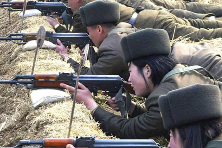 
	Soldados norte-coreanos em treinamento militar: tens&otilde;es na pen&iacute;nsula coreana t&ecirc;m aumentado desde um terceiro teste nuclear realizado pelo Norte em fevereiro
 (KCNA/Reuters)