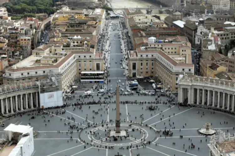 Praça de São Pedro é vista da Basílica de São Pedro, no Vaticano (Eric Gaillard/Reuters)