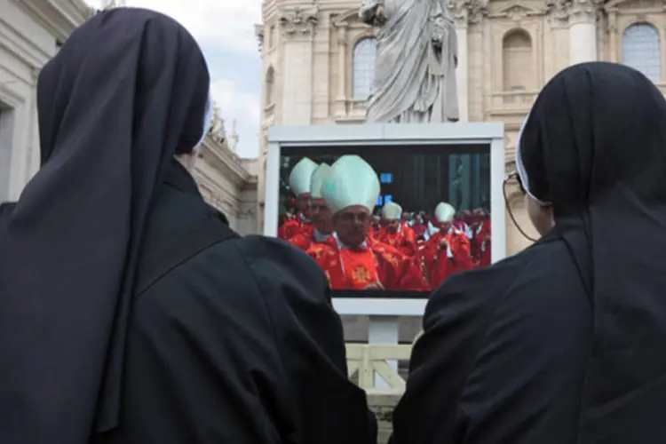 Freiras rezam enquanto cardeais realizam missa “Pro Eligendo Pontifice” na Basílica de São Pedro, antes do conclave no Vaticano (Eric Gaillard/Reuters)