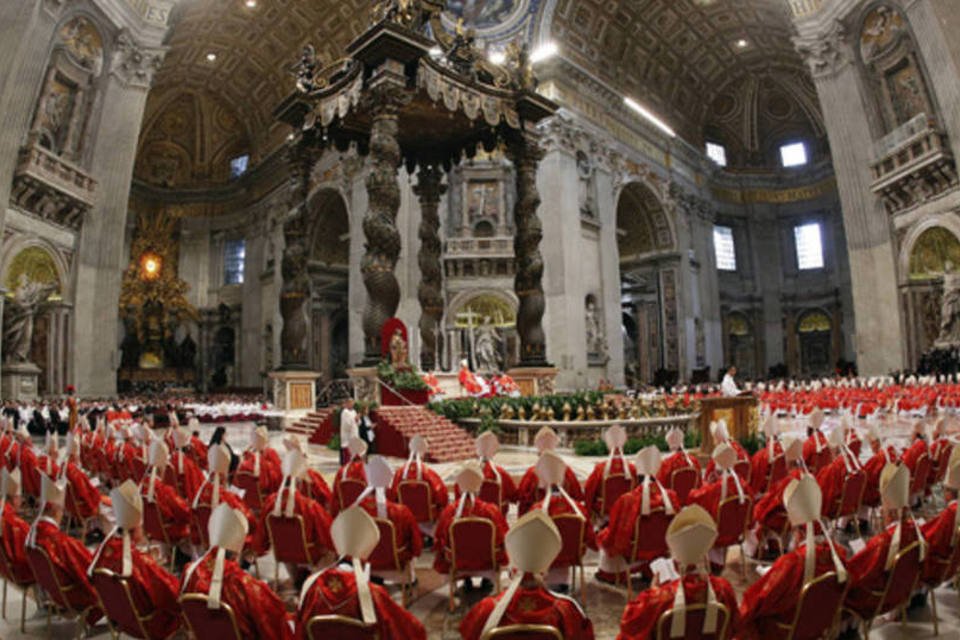 Sem favoritos, cardeais se dirigem para o conclave