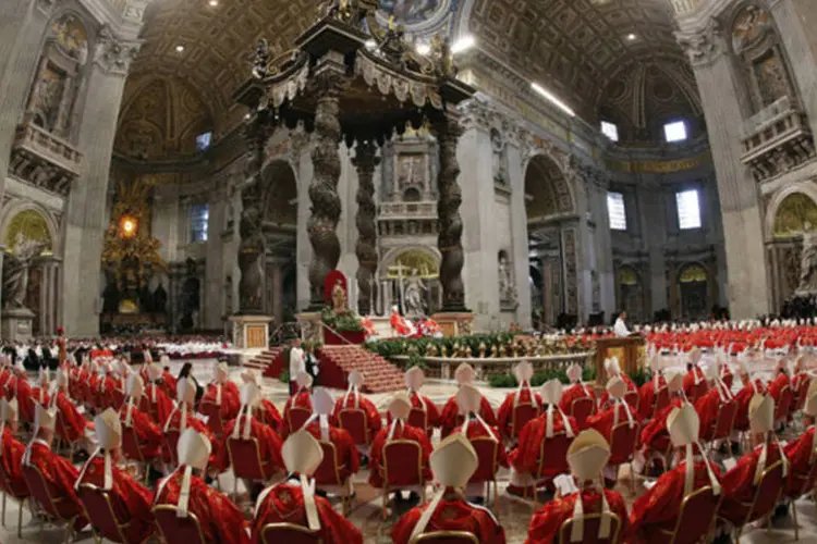Cardeais vão à missa na Basílica de São Pedro, no Vaticano (Stefano Rellandini/Reuters)