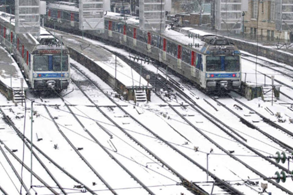 Neve causa congestionamento e paralisa voos na Europa