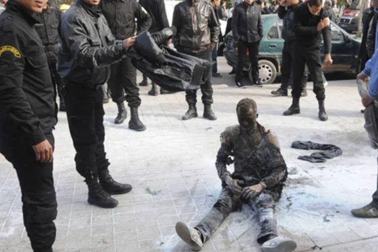 Corpo do jovem tunisiano que ateou fogo ao próprio corpo é visto na rua principal da capital Túnis, na Tunísia (Reuters)