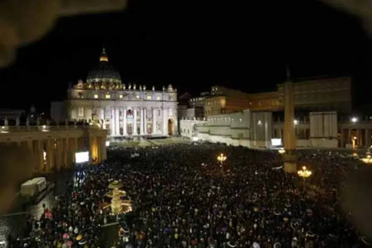 
	Multid&atilde;o de fieis na pra&ccedil;a S&atilde;o Pedro, no Vaticano, aguarda an&uacute;ncio do novo papa: o esperado &eacute; que a maioria dos fi&eacute;is proceda da Am&eacute;rica do Sul
 (Max Rossi / Reuters)