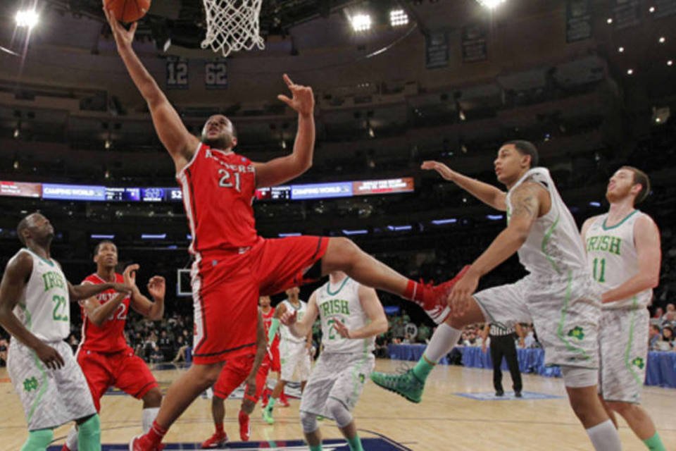 Jogador do Rutgers Scarlet Knights fazendo uma cesta em uma partida contra Notre Dame Fighting Irish no campeonato universitário de basquete (Ray Stubblebine/Reuters)