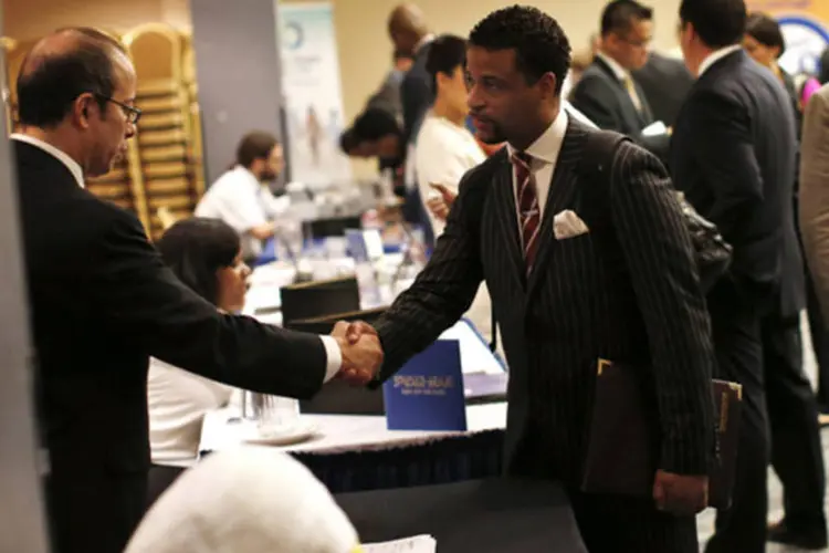 Homem encontra-se com possível empregador em feira de empregos em Nova York, EUA (Mike Segar/Reuters)