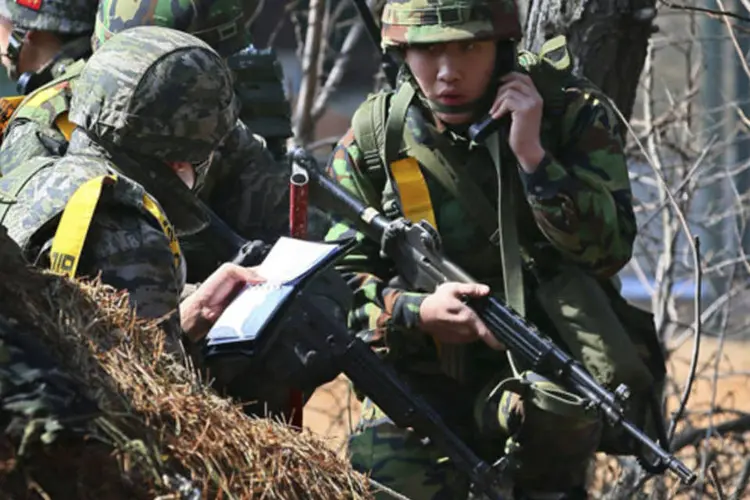 Fuzileiros navais da Coreia do Sul em treinamento militar na ilha de Yeonpyeong, perto da fronteira marítima ocidental com a Coréia do Norte  (Han Jong-chan/Yonhap/Reuters)