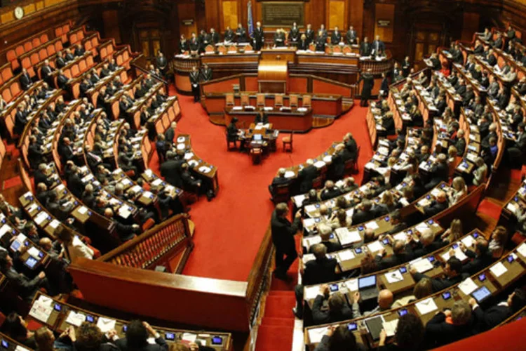 
	Vis&atilde;o geral dos parlamentares reunidos no Senado, em Roma: partidos at&eacute; agora n&atilde;o conseguiram encontrar uma sa&iacute;da para o impasse criado pela elei&ccedil;&atilde;o
 (Remo Casilli/Reuters)