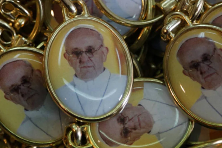 
	Chaveiros com imagens do papa Francisco:&nbsp;os turistas que vieram do mundo inteiro nos &uacute;ltimos dias correm para ser os primeiros a comprar imagens e recorda&ccedil;&otilde;es do primeiro papa latino-americano da hist&oacute;ria.
 (Chris Helgren/Reuters)