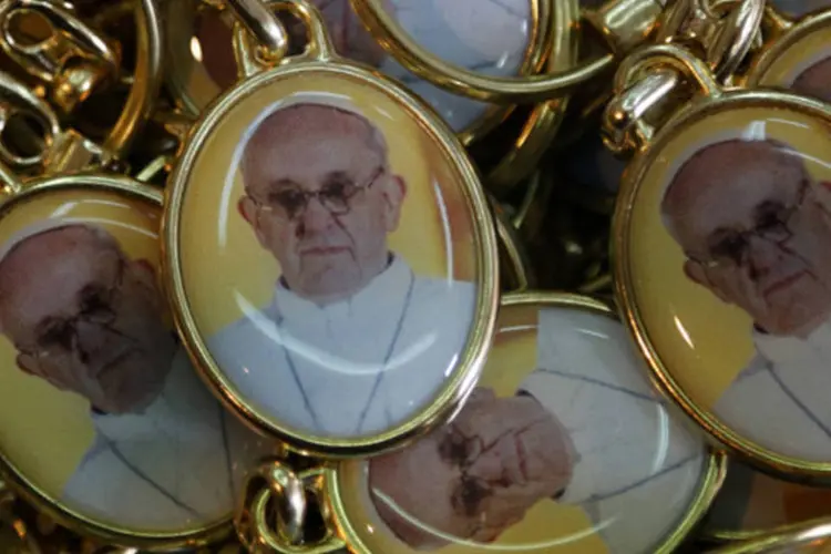 
	Chaveiros com imagens do papa Francisco: desde sua elei&ccedil;&atilde;o, argentino est&aacute; tra&ccedil;ando um claro caminho moral para os 1,2 bilh&atilde;o de fi&eacute;is
 (Chris Helgren/Reuters)