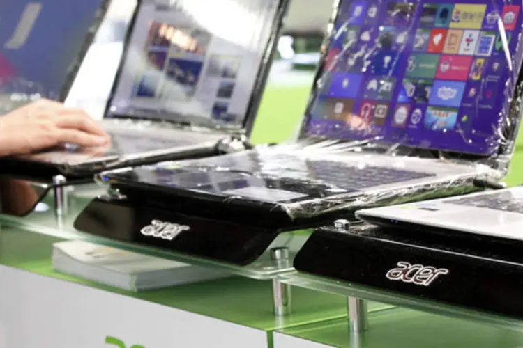 
	Notebooks da Acer em exposi&ccedil;&atilde;o em uma loja de computadores em Taip&eacute;: volumes de venda de computadores de mesa e laptops cair&atilde;o em 10 a 15%
 (Pichi Chuang/Reuters)